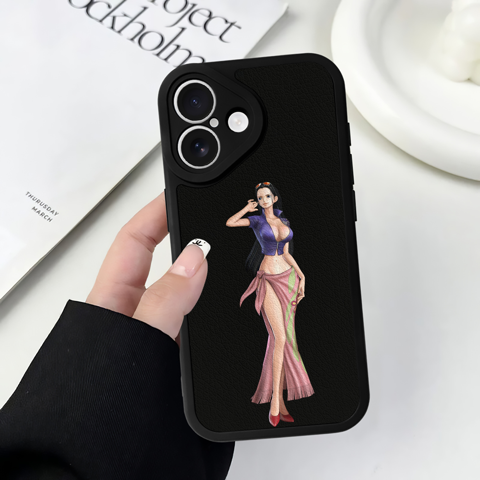 （画像用） ワンピース ニコ・ロビン ONE PIECE Nico Robin 【iPhone 16シリーズ対応】シリコンスマホケース（レザー調） 材質：シリコン